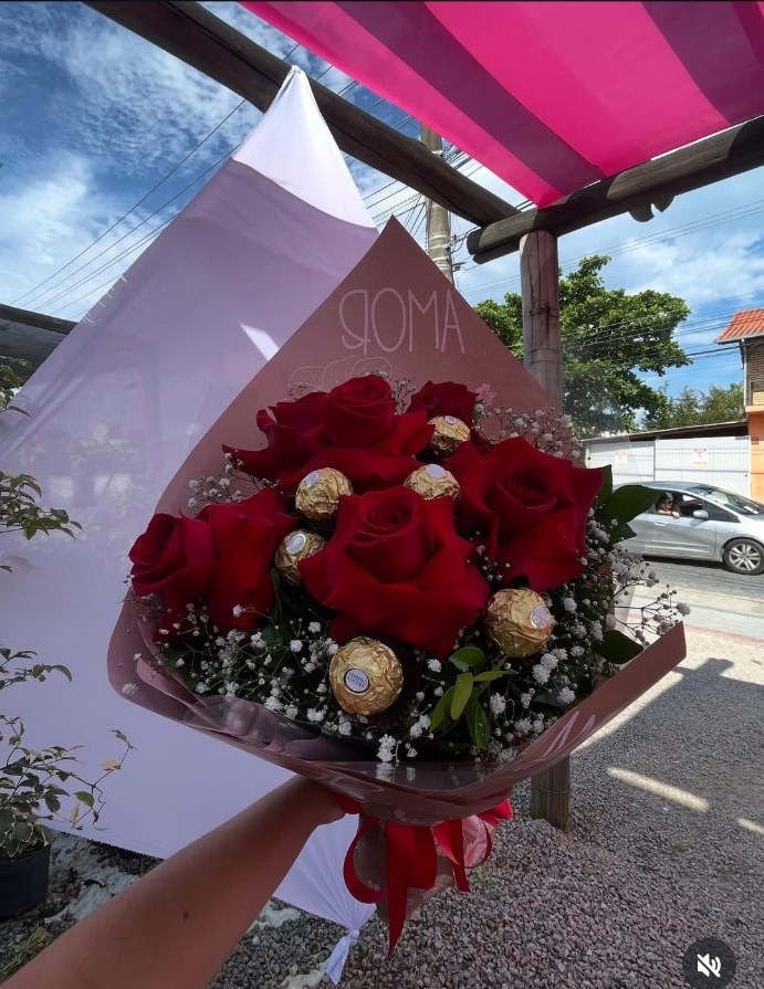 Rosas vermelhas com chocolates