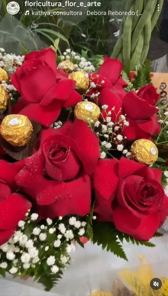 Buquê de rosas vermelhas com chocolates